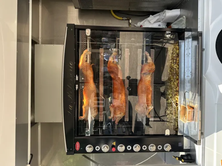Rôtisserie mobile pour acheter un cochon de lait à Grasse et alentours, Grasse, Micka rôtisserie